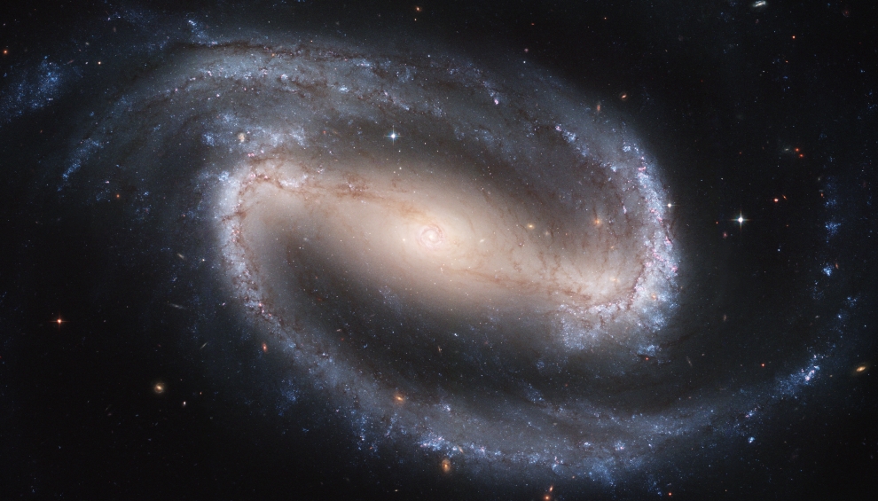 NGC1300-barred-spiral-galaxy_Hubble-ST-2005_01_990w